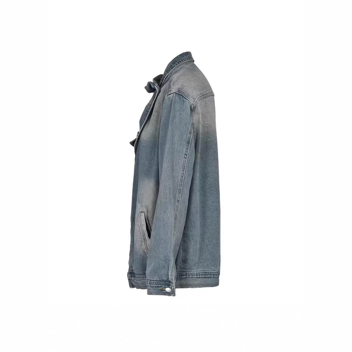 Veste en jean délavé , coupe ample, courte, avec col rabattu.