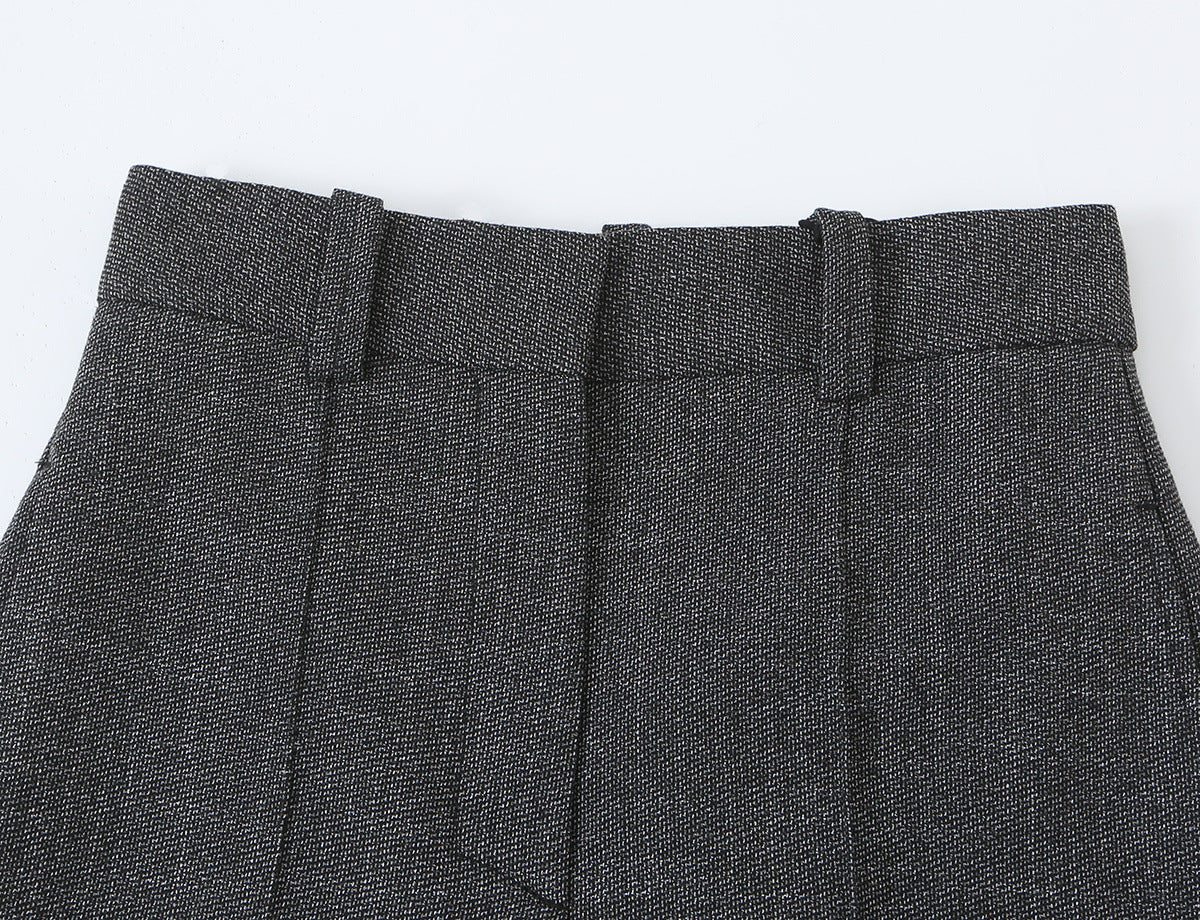 Ensemble veste et pantalon avec fermeture éclair latérale et détails à brides