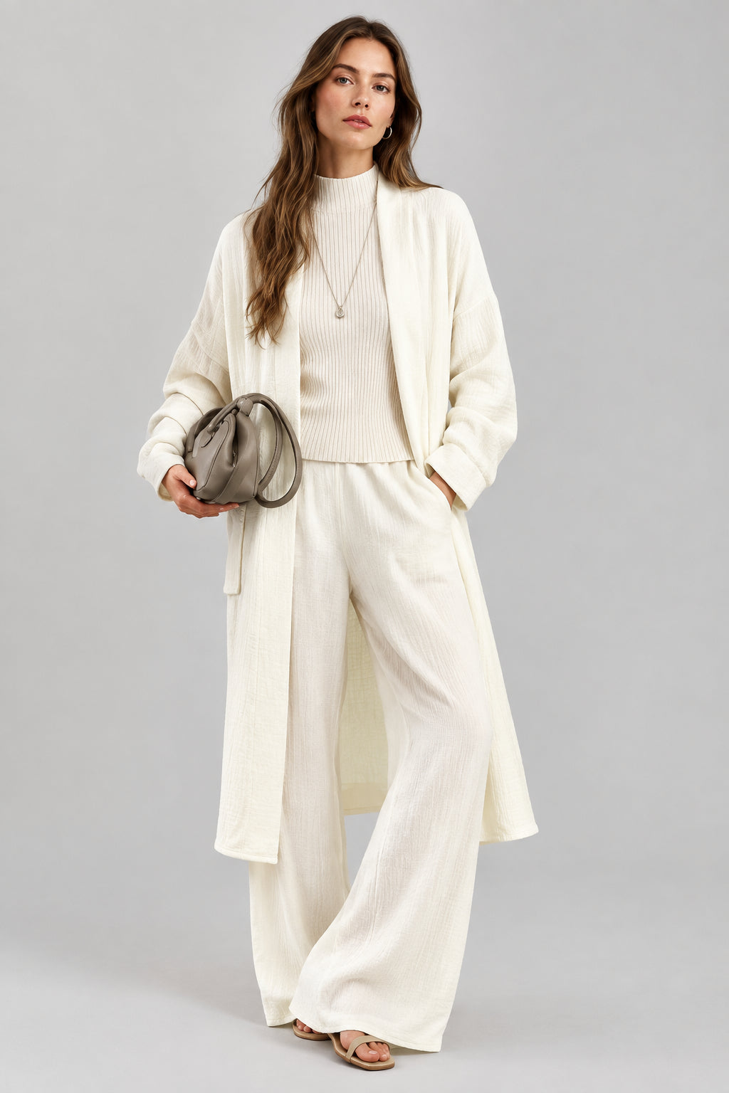 Ensemble trois pièces : gilet intérieur uni, gilet extérieur mi-long et pantalon large taille haute.