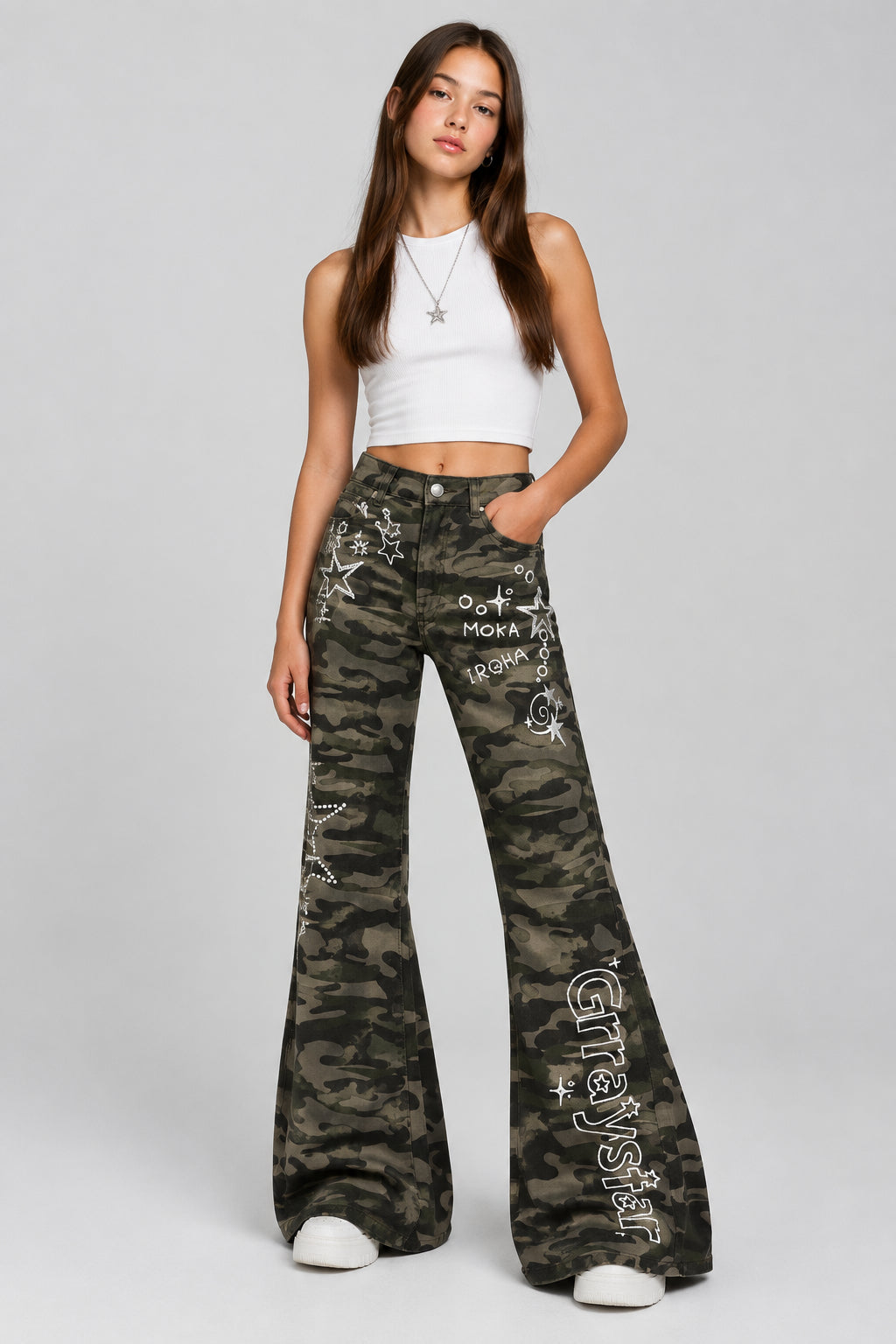 Jean évasé à motif camouflage, pantalon en jean taille haute avec inscription et motif étoile en strass
