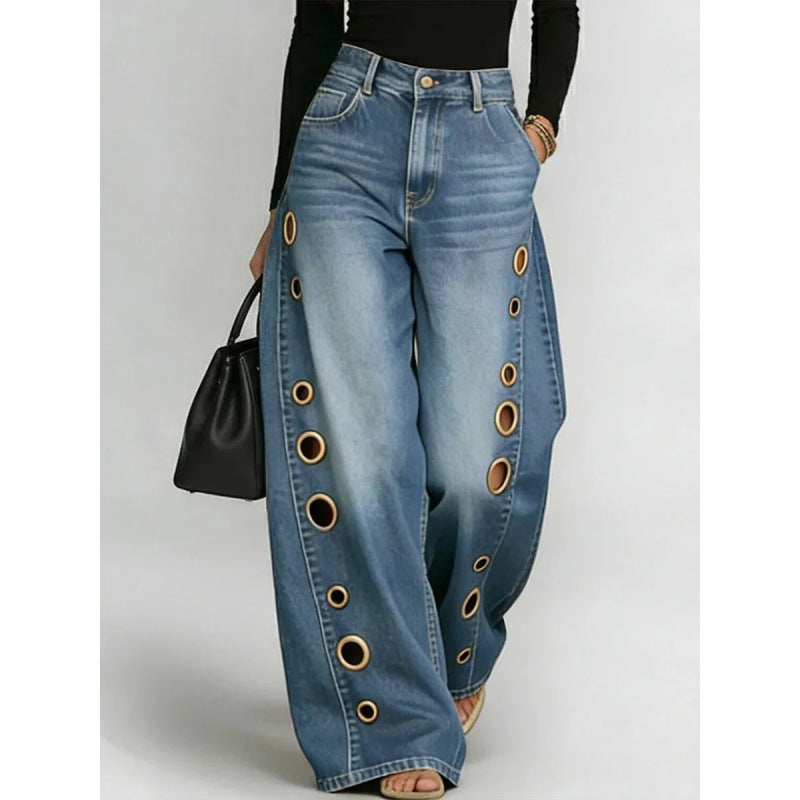 Jean, modèle à œillets métalliques, coupe ample et décontractée, taille haute et jambes larges.