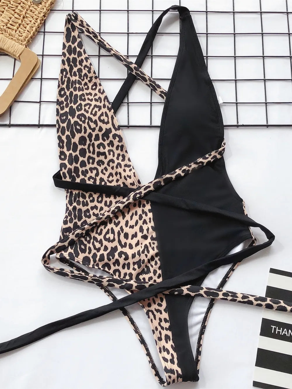 Maillot de bain une pièce léopard à décolleté plongeant