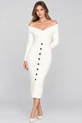 Robe de soirée en maille moulante et sexy, asymétrique (une épaule dénudée), avec une jupe longue épousant les hanches.