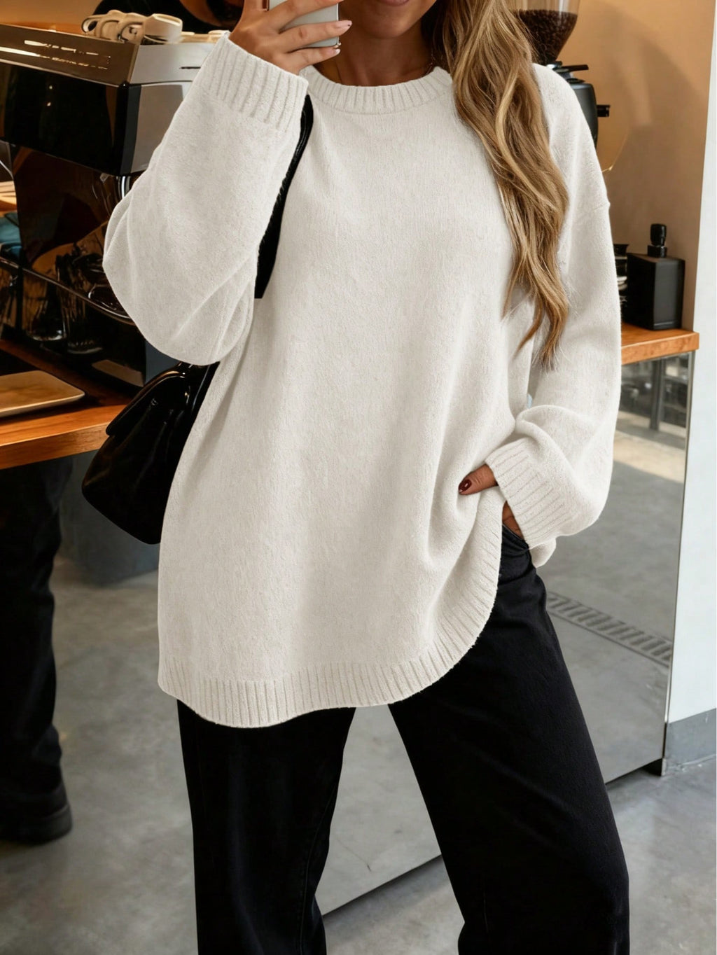 Pull en maille , coupe ample et oversize, col rond, manches longues et épaules tombantes