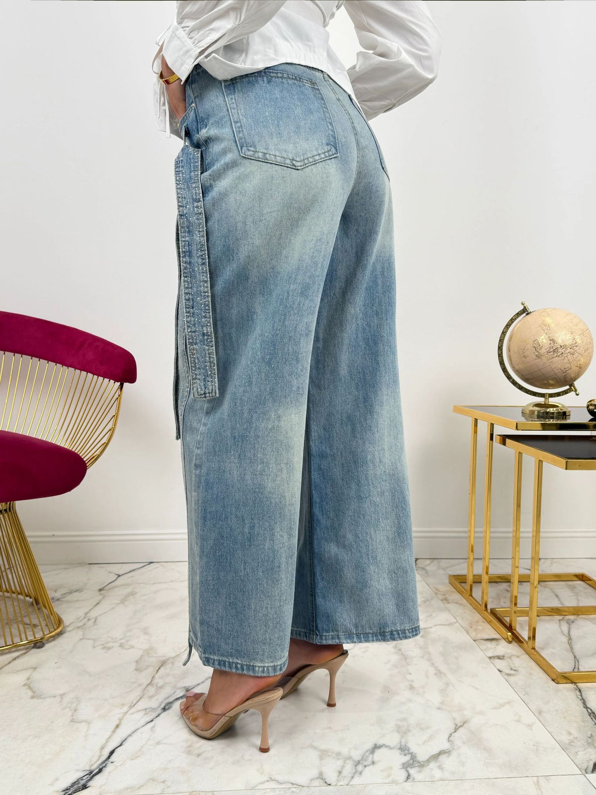 Pantalon en jean délavé tendance orné d'un nœud latéral en strass