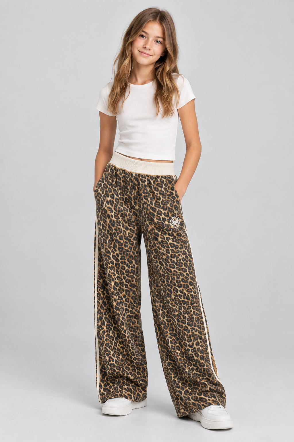 Pantalon décontracté à jambes larges, motif léopard et bandes latérales, avec empiècement blanc contrastant à la taille