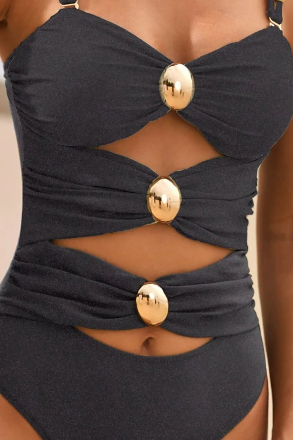 Maillot de bain une pièce à décolleté cœur froncé et découpé