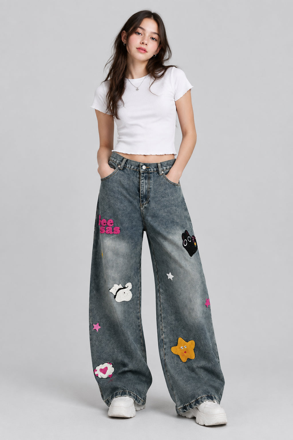 Pantalon en denim délavé à découpes incurvées