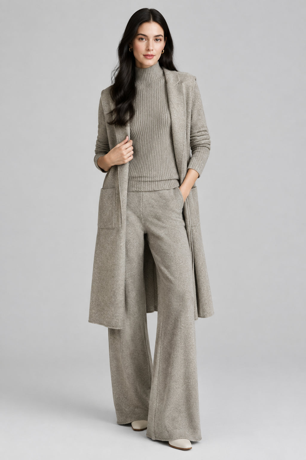 Ensemble trois pièces : gilet intérieur uni, gilet extérieur mi-long et pantalon large taille haute.