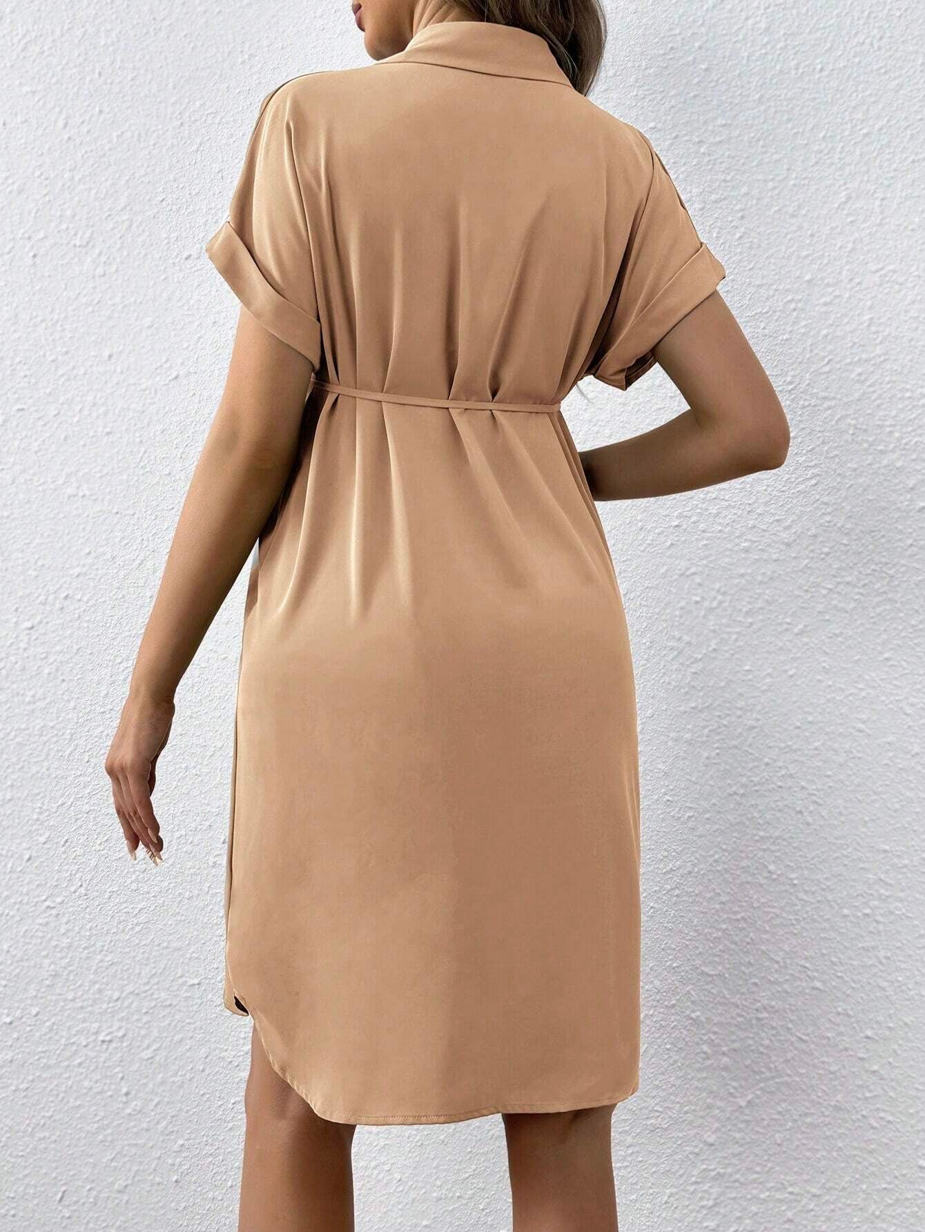 Robe de maternité d'été décontractée à manches courtes et boutons, avec ceinture intégrée.