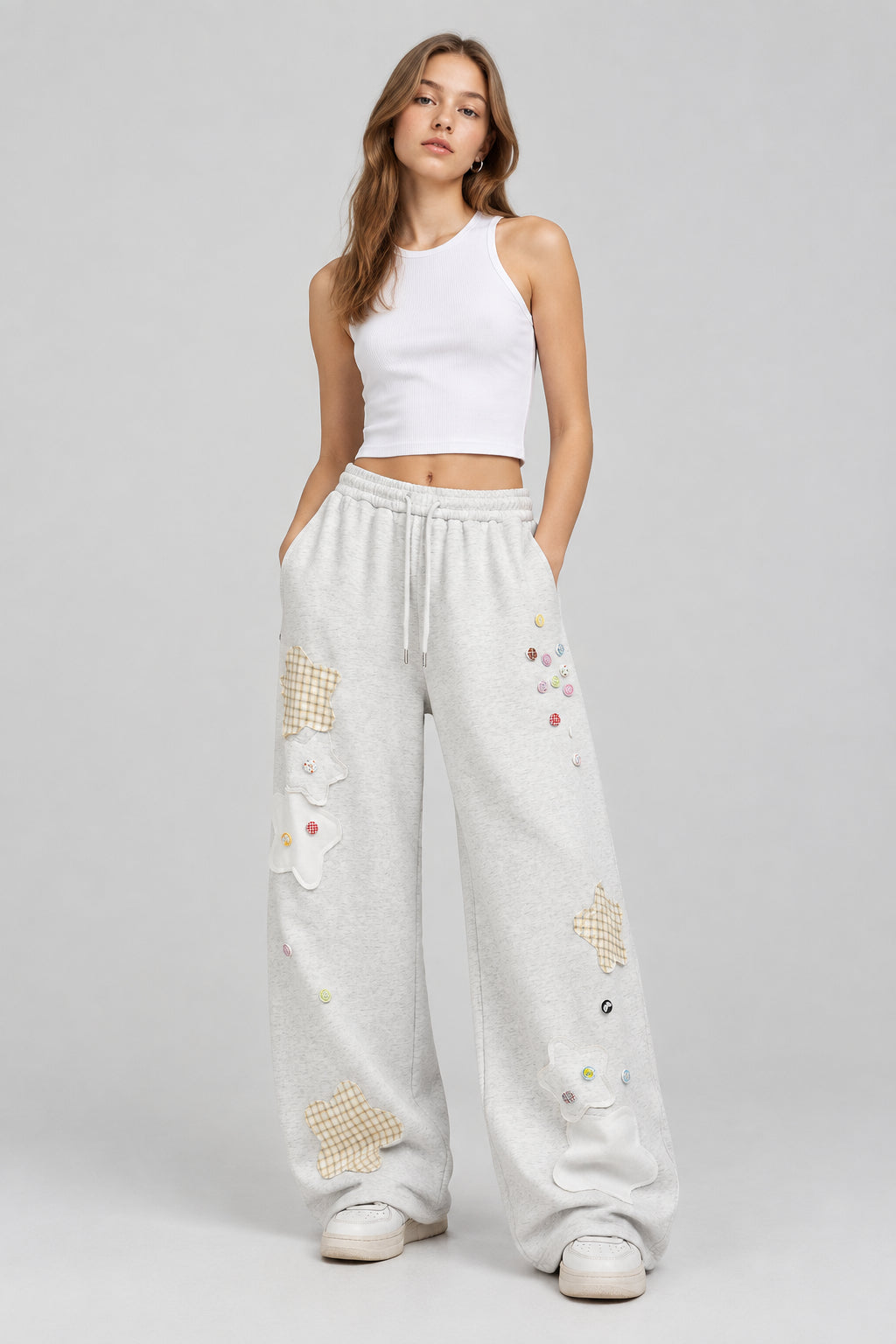 Pantalon de jogging ample  pour femme, style streetwear, coupe large, poches cargo et broderies.
