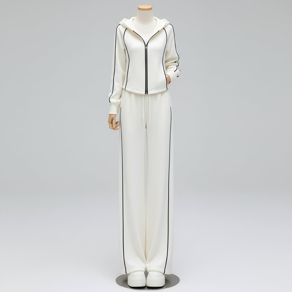 Ensemble composé d'une veste courte et d'un pantalon large.