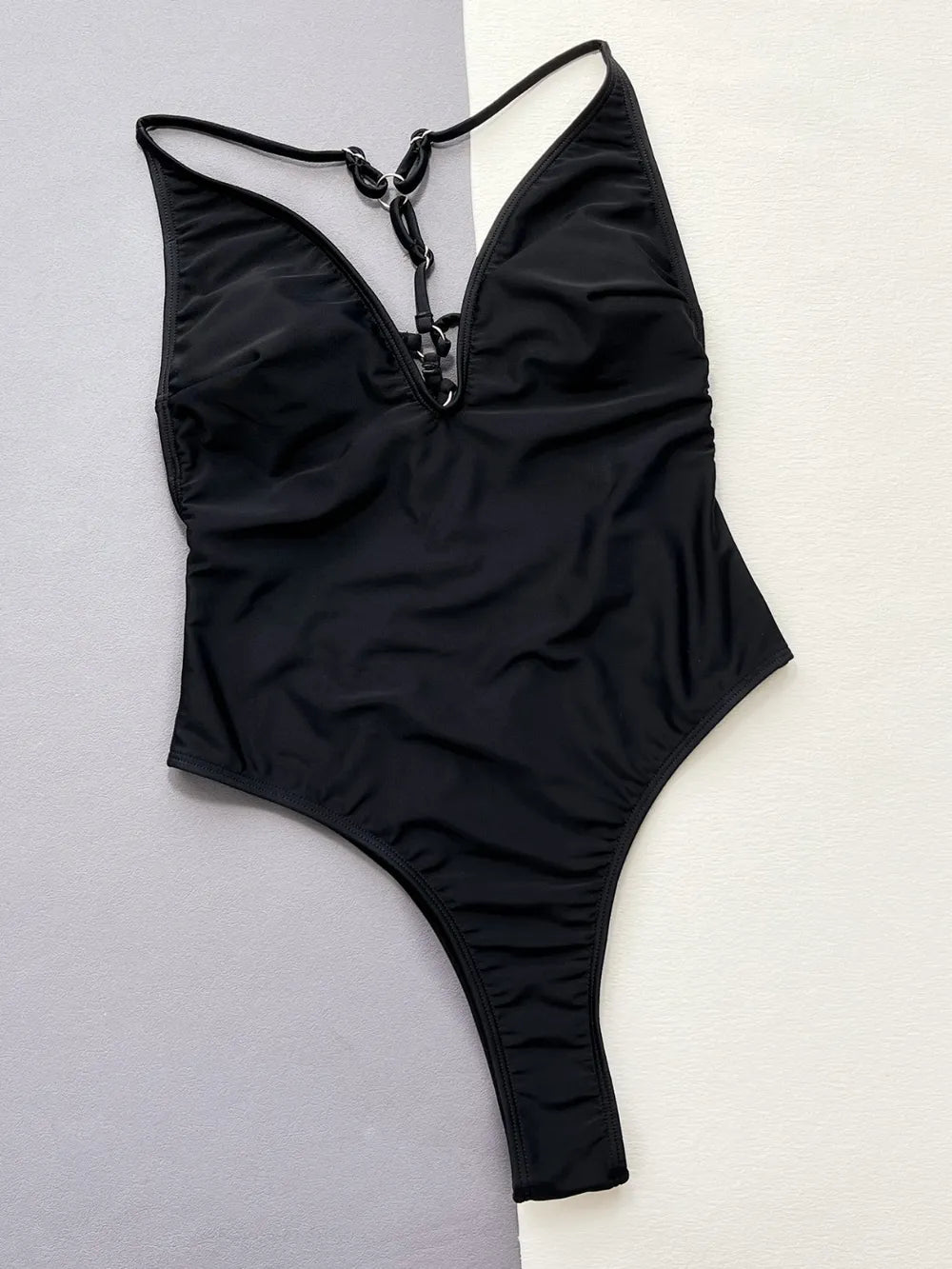 Maillot de bain une pièce à décolleté plongeant et fines bretelles