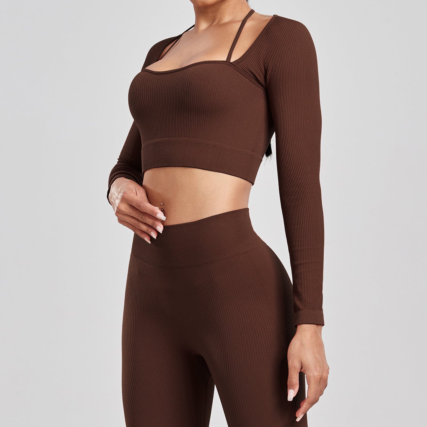 Ensemble de sport pour la course à pied, le yoga et le fitness, composé d'un t-shirt moulant taille haute dos nu et sans coutures côtelé à manches longues et de vêtements de sport à séchage rapide.
