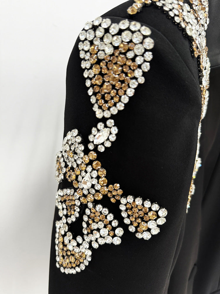 Ensemble veste de costume à col montant et pantalon fendu, , avec détails de clous et de strass.